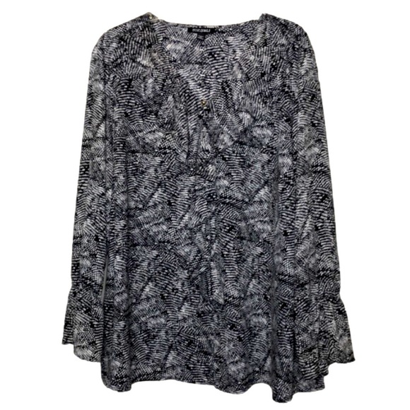 ROZ & ALI - Black, Gray & White Ruffled Front Snakeskin V-Neck Blouse - Size 2XL - Picture 1 of 5